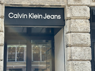 购买的CK羽绒服由波司登代工？门店回应