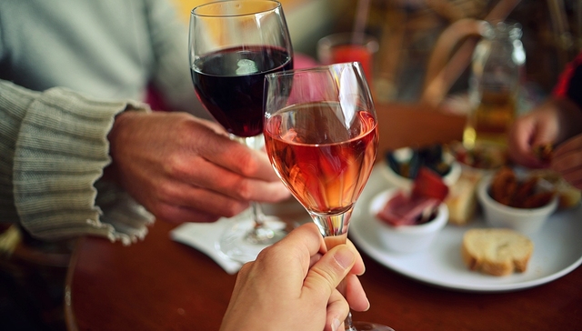 报复马克龙拒不加入“和平委员会”，特朗普威胁对法国酒加征200%关税