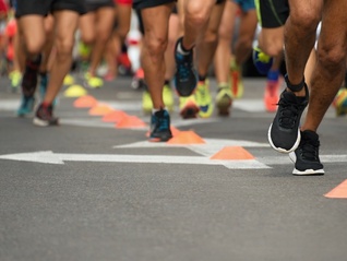 地方新闻精选 | 重庆马拉松一名选手突发疾病去世 汕头通报“恶狗咬断女生跟腱”