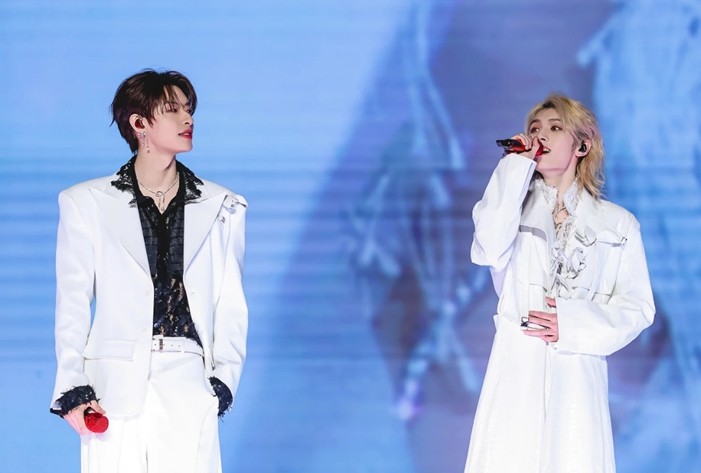 时尚偶像团体ONER佩戴Swarovski 假日系列珠宝，亮相“万能狂欢派对 Chill Party”巡回演唱会