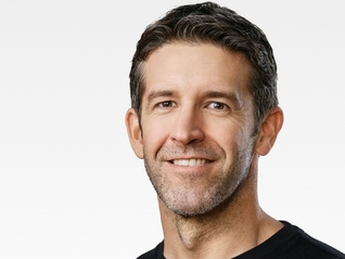 “库克接班人”位置稳了？苹果将核心设计工作交予特努斯负责