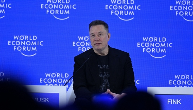 马斯克首次现身达沃斯，透露特斯拉人形机器人明年年底前开卖