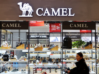 被指纵容“赝品式营销”，户外品牌骆驼向代言人王俊凯和粉丝致歉