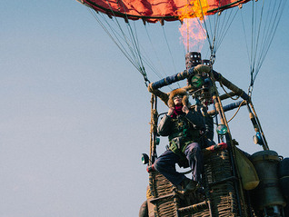 一场向商业片的试飞｜专访《飞行家》导演鹏飞