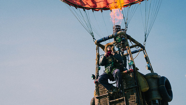一场向商业片的试飞｜专访《飞行家》导演鹏飞