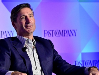 星巴克CEO去年薪酬缩水近七成，业绩改善难抵股价下跌