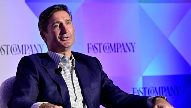 星巴克CEO;薪酬缩水;业绩改善;股价下跌