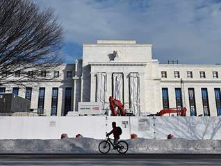 持续政治高压之下，美联储如期暂停降息