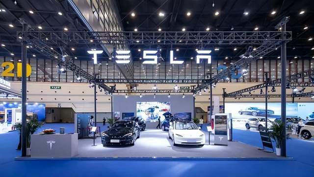 净利腰斩、市值万亿，特斯拉在涨什么？