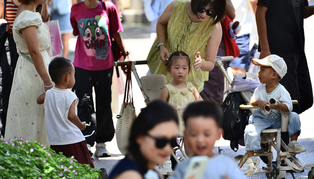 财政收入,;2025年财政;收入21.6万亿元;支出;民生保障