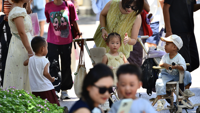 财政收入,2025年财政;收入21.6万亿元;支出;民生保障