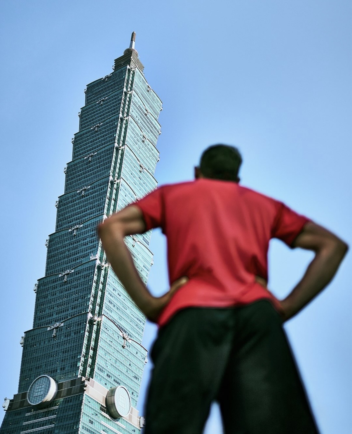 徒手攀登台北101:极限攀岩者的疯狂与理性