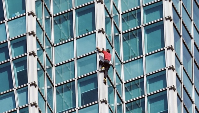 徒手攀登台北101:极限攀岩者的疯狂与理性