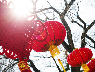 地方新闻精选 | 镇江邀请留岗外来员工亲属到当地过年 工人在酸菜池吸烟吐痰处罚结果公布