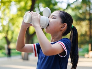 人大代表殷浩建言加强儿童健康饮品管理、科学饮水｜上海两会