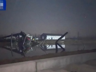 江蘇響水月港大橋塌落事故已致2死3失聯(lián)，當(dāng)?shù)卦硎玖?zhēng)9月份建成通車(chē)