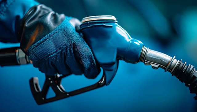 国内成品油价;二连涨;加满一箱油;多花8元左右