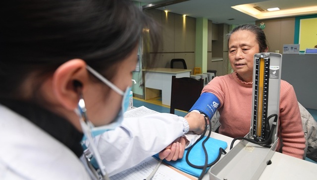 人大代表金迎建议完善社区基层医疗卫生机构绩效核定机制｜上海两会