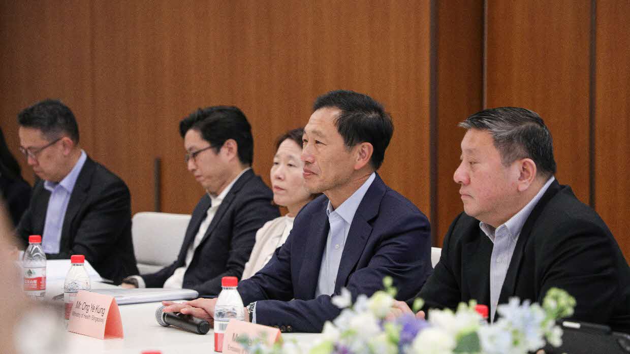 A group of people sitting at a tableAI-generated content may be incorrect.