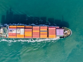 上海市政协委员钟永喜：沪港优势互补，推动两地企业“拼船出海”｜上海两会