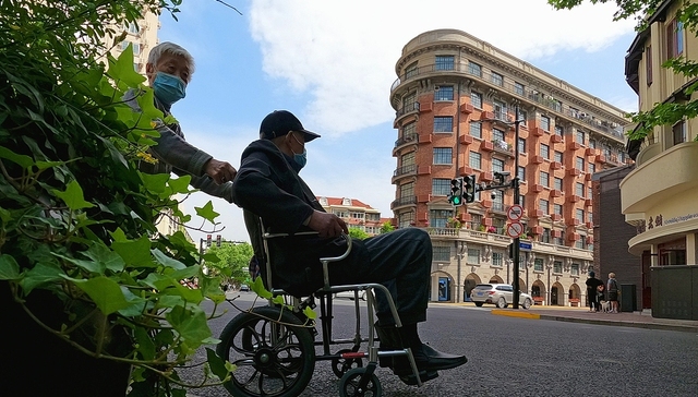 两会申聚焦；上海；大城养老；托底；赋能；新范式