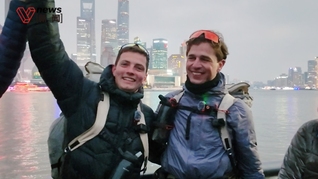 徒步519天橫跨歐亞大陸，法國哥倆抵達(dá)目的地上海，最后10公里與市民同行到外灘打卡，“這趟旅行關(guān)乎相遇和分享”