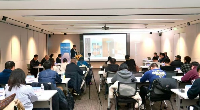  从“桌面亮”到“空间匀”：京瓷发布首款护眼落地灯，一场关于“好光”的定义之论