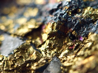 招金矿业旗下金矿发生事故致7人遇难：涉嫌瞒报被调查，去年曾两次被罚