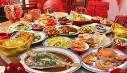 包厢靠抢，套餐变小，年轻人把马年年夜饭吃出新花样