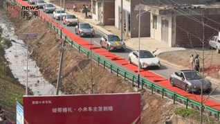 200多辆SU7组成婚车队，雷军直播送新人祝福，米粉新郎拥有小米汽车“全家桶”