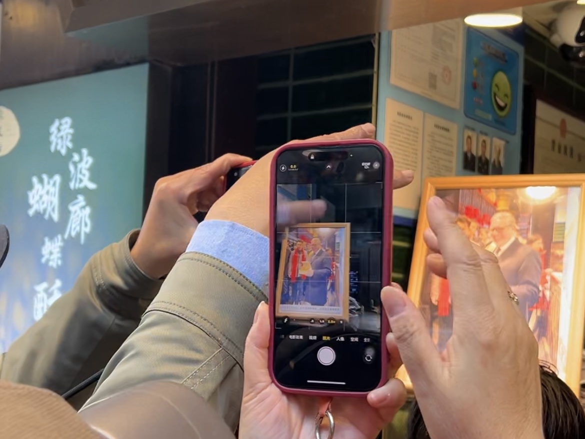 上海老字号蝴蝶酥成年货“销冠”，英国首相和年轻游客来了都要买｜新春走基层