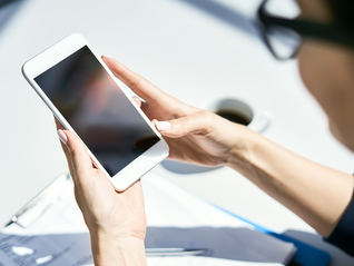 17人出價47輪，尾號“777777”手機號拍出51.5萬元