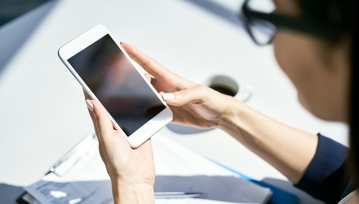 17人出价47轮，尾号“777777”手机号拍出51.5万元