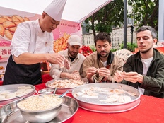 从煲汤煮粥到八段锦，全球青年为何想“成为中国人”？