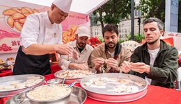 从煲汤煮粥到八段锦，全球青年为何想“成为中国人”？