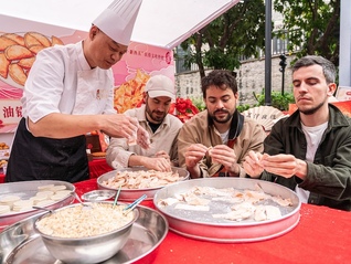 从煲汤煮粥到八段锦，全球青年为何想“成为中国人”？