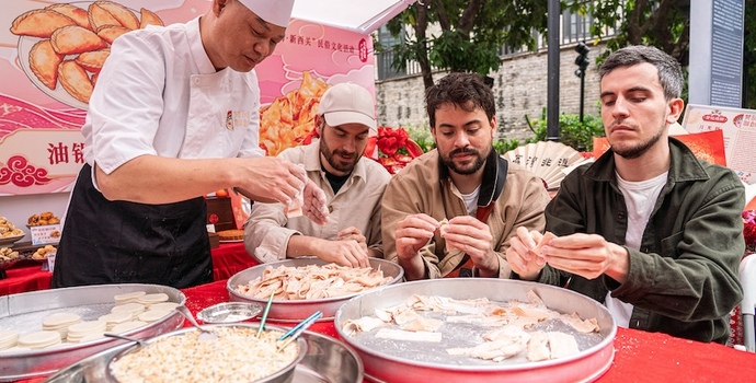 从煲汤煮粥到八段锦，全球青年为何想“成为中国人”？