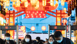 春节扫货的中老年人，挤爆奥特莱斯