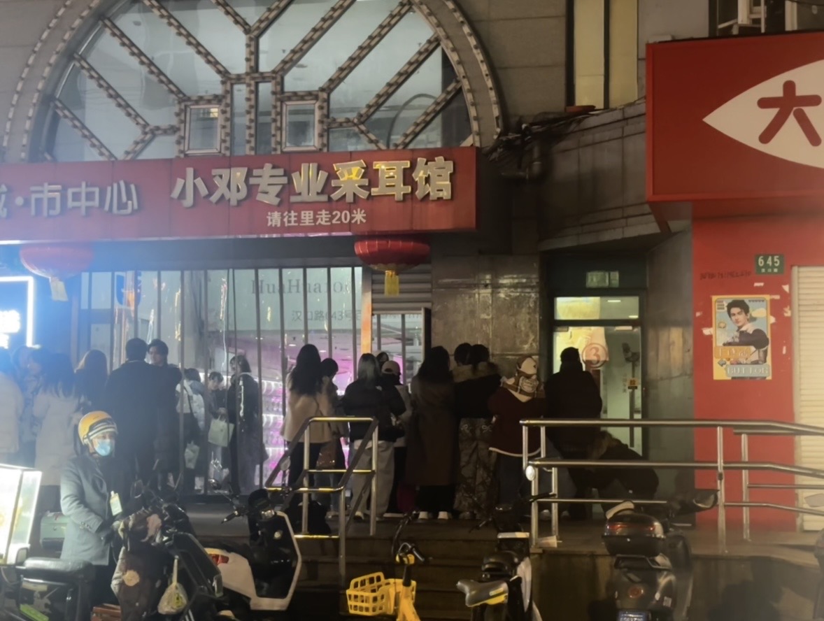 鲁中晨报:通福卡回收-拖着拉杆箱的外地人，涌向沪上小剧场