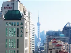 拖着拉杆箱的外地人，涌向沪上小剧场