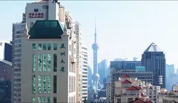 拖着拉杆箱的外地人，涌向沪上小剧场