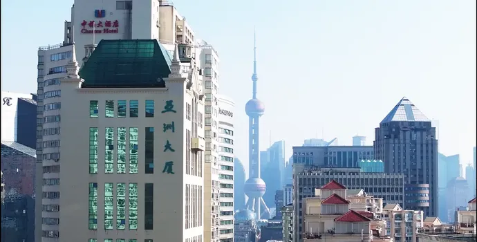 拖着拉杆箱的外地人，涌向沪上小剧场