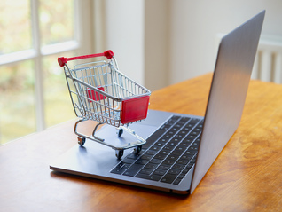 “世界工廠”的跨境電商創(chuàng)業(yè)者：運(yùn)用AI技術(shù)，預(yù)期保持增長 | 在春天許一個(gè)愿望