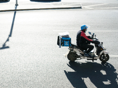 外卖骑手黄晓琴：做骑手与社会连接的纽带 | 在春天许一个愿望