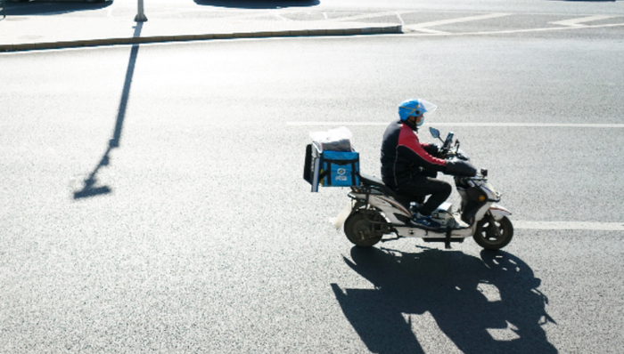 外卖骑手黄晓琴：做骑手与社会连接的纽带 | 在春天许一个愿望