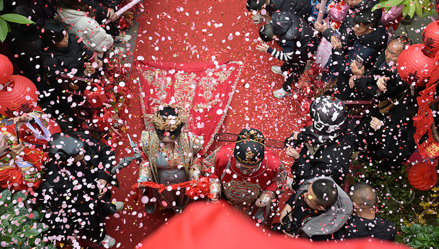 在马年春节结婚的年轻人：传统与民俗的影响依旧｜新春走基层