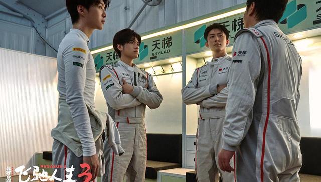 春节档首日票房12.3亿：一路“飞驰”，年年有“熊”