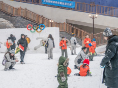 外国游客奔着雪道来，上海冰雪消费成春节新热门