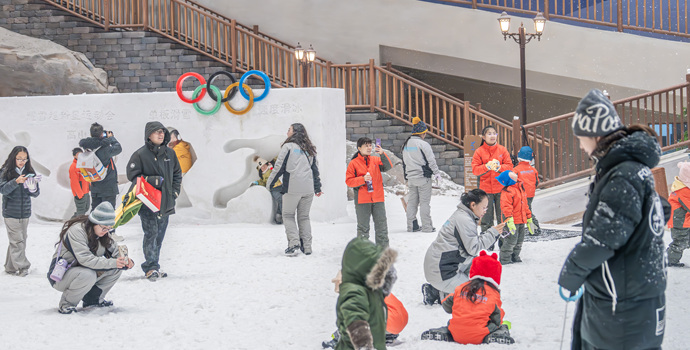 外国游客奔着雪道来，上海冰雪消费成春节新热门