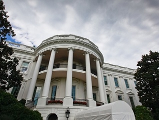 特朗普宣布加征10%全球進(jìn)口關(guān)稅，白宮公布豁免范圍